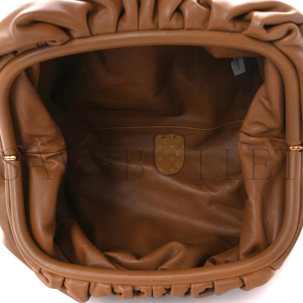 BOTTEGA VENETA SMOOTH BUTTER CALF THE POUCH OVERSIZED CLUTCH TEAK (39*19*9cm) BOTTEGA VENETA SMOOTH BUTTER CALF THE POUCH OVERSIZED CLUTCH TEAK (39*19*9cm)